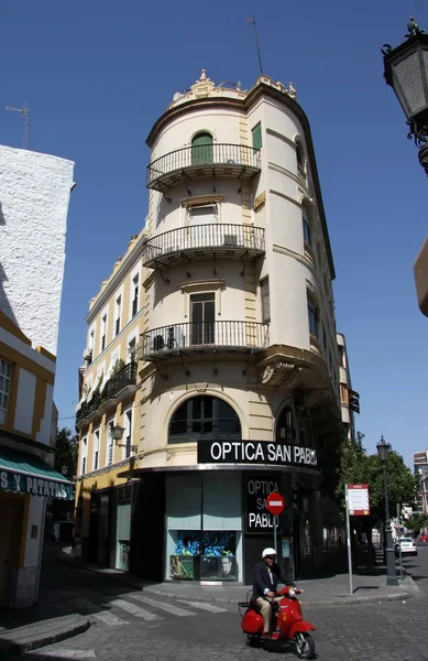Régi épület a spanyol város Sevilla — Stock Fotó