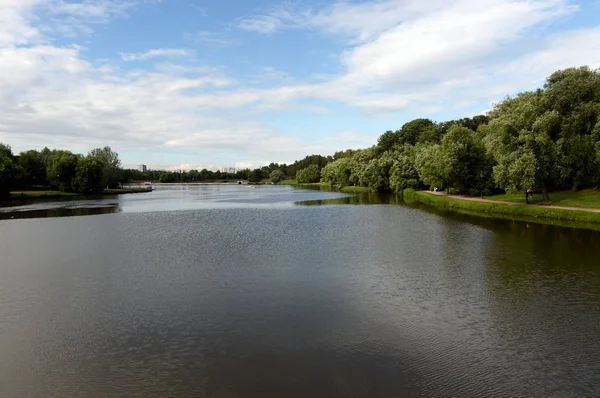 Λίμνη στο πάρκο της Μόσχας "Tsaritsyno" θερινή ημέρα. — Φωτογραφία Αρχείου