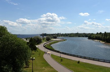 Yaroslavl Volga ve Kotorosl nehirlerin kesiştiği ok park