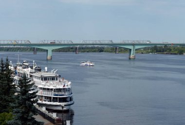  Yaroslavl Volga nehri üzerinde Ekim yol köprüsünün görünümü