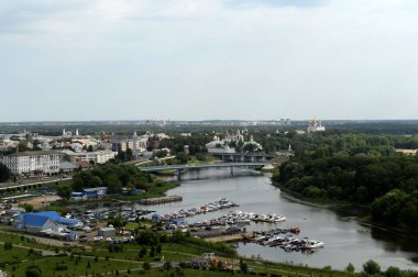  Dönme dolaptan Yaroslavl şehrinin yaz manzarası