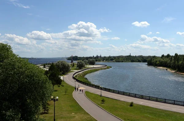 Park op de pijl bij de samenvloeiing van de Wolga en Kotorosl rivieren in Yaroslavl — Stockfoto