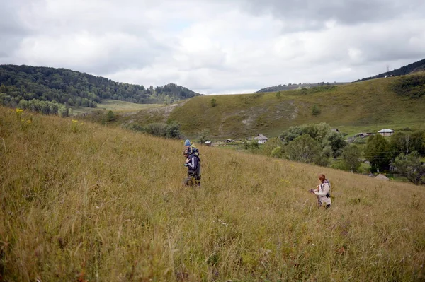 Turisti nelle vicinanze del villaggio di taiga Generalka Altai Krai — Foto Stock