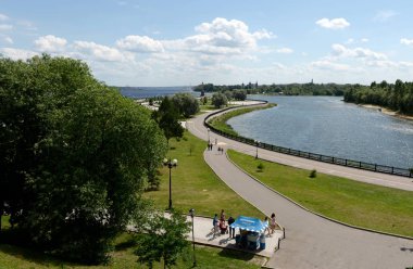  Yaroslavl Volga ve Kotorosl nehirlerin kesiştiği ok park