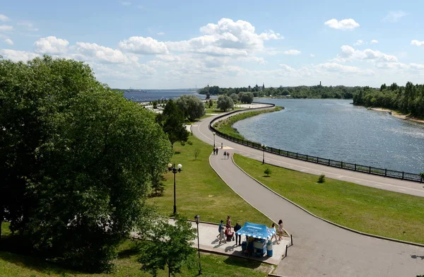 Парк на стрілочку при впадінні Волги і Котоколя річок в Ярославлі — стокове фото