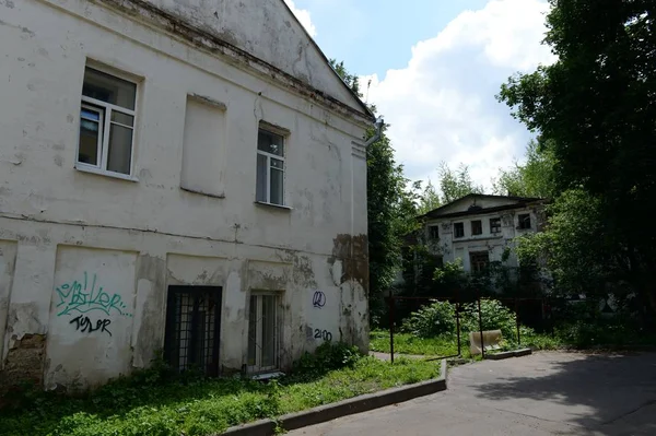 Edifícios antigos em ruínas no centro de Yaroslavl — Fotografia de Stock