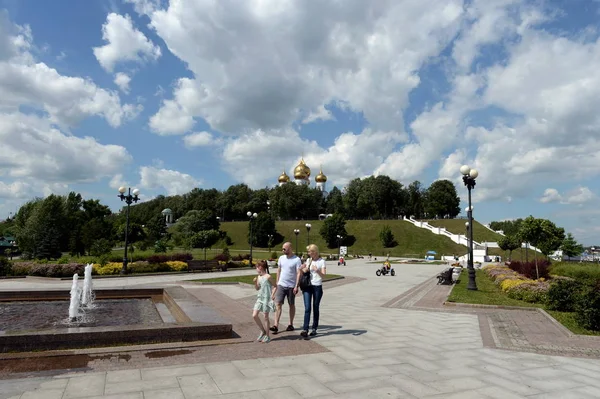 人々はヤロスラヴリのヴォルガとコトロスルの合流点でアローの公園を歩きます — ストック写真