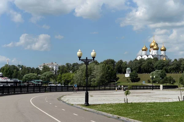 Parco sulla Strelka alla confluenza dei fiumi Volga e Kotorosl a Jaroslavl — Foto Stock