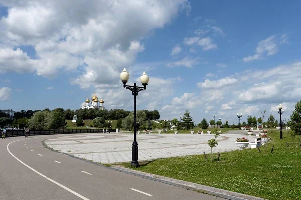 Park an der Strelka am Zusammenfluss von Wolga und Kotorosl in Jaroslawl — Stockfoto