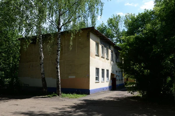 Oud residentieel gebouw aan de Zhukov straat in Yaroslavl — Stockfoto