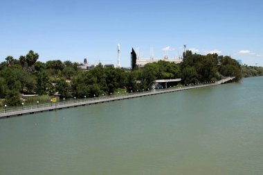 Sevilla, İspanya - 17 Temmuz 2011: Guadalquivir Nehri Sevilla şehrinden geçiyor