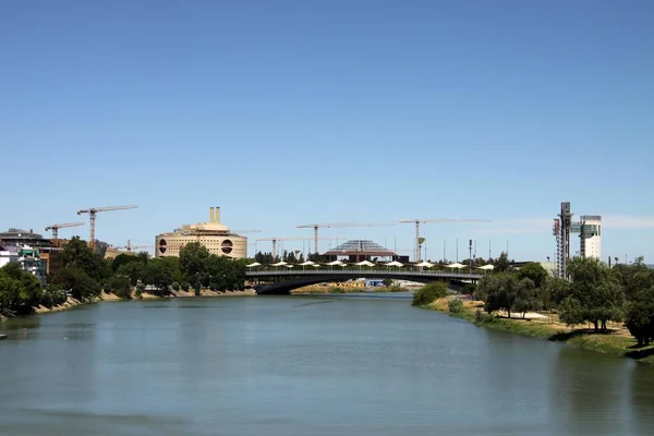 Seville España Julio 2011 Río Guadalquivir Pasa Por Ciudad Sevilla — Foto de Stock