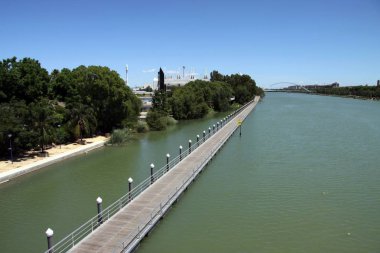 Sevilla, İspanya - 17 Temmuz 2011: Sevilla Guadalquivir nehri üzerinde su sporları için kürek kanalı