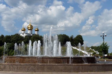  Volga ve Kotorosl nehirlerinin kesiştiği Strelka'daki Yaroslavl Parkı'ndaki Çeşme
