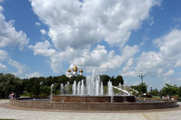 Fontanna w Jarosławiu Park na Strelka u zbiegu rzek Wołgi i Kotorosl — Zdjęcie stockowe
