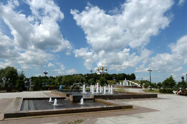 Fontän i Yaroslavl Park på Strelka vid sammanflödet av Volga och Kotorosl floder — Stockfoto
