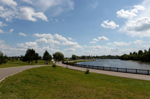 Parque Yaroslavl en la flecha en la confluencia del Volga y Kotorosl — Foto de Stock