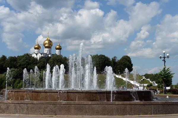 Fontana a Yaroslavl Park su Strelka alla confluenza dei fiumi Volga e Kotorosl — Foto Stock