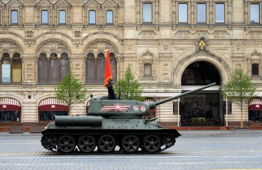  Büyük Vatanseverlik Savaşı'nda Zafer 74 yıldönümü adanmış geçit töreni sırasında Kızıl Meydan'da Orta tank T-34-85