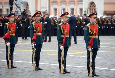  Kızıl Meydan'da Büyük Vatanseverlik Savaşı'nda Zafer adanmış bir geçit töreni sırasında Line askerler