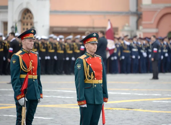 Η γραμμή των στρατιωτών κατά τη διάρκεια μιας παρέλασης στην κόκκινη πλατεία αφιερωμένη στη νίκη στον μεγάλο Πατριωτικό πόλεμο — Φωτογραφία Αρχείου