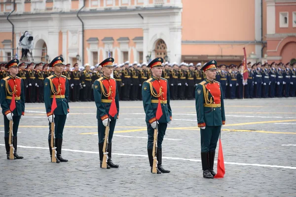 Line katonák felvonulás során a Red Square szentelt a győzelem a Nagy Honvédő Háború — Stock Fotó