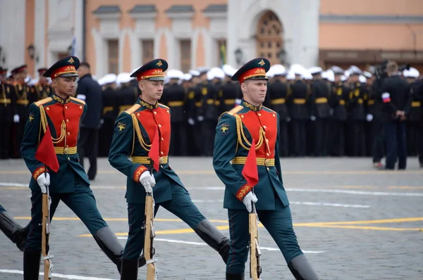 Soldados de línea durante un desfile en la Plaza Roja dedicado a la Victoria en la Gran Guerra Patria —  Fotos de Stock