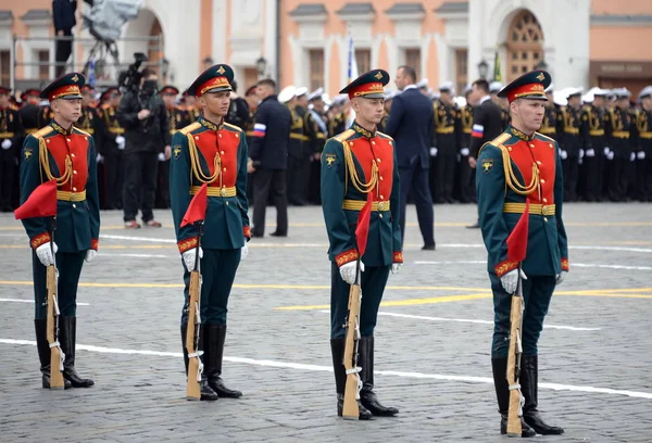 Soldados de línea durante un desfile en la Plaza Roja dedicado a la Victoria en la Gran Guerra Patria — Foto de Stock