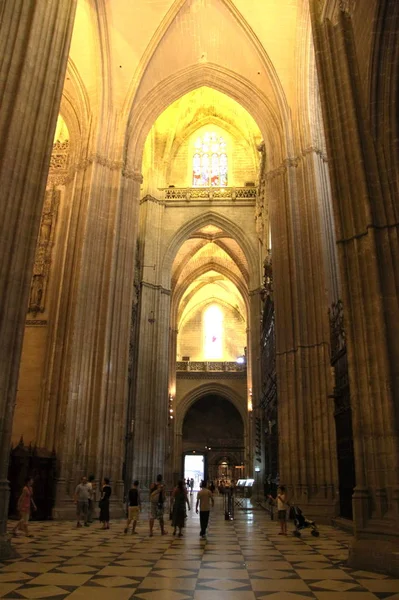 Inrednings katedralen i Sevilla-är den tredje största kyrkan i världen. Gravplats för Christopher Columbus — Stockfoto
