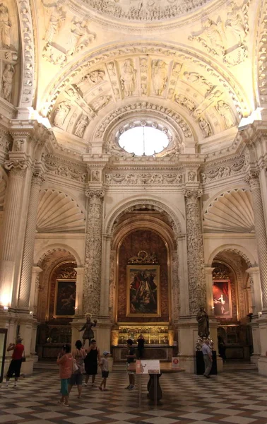 Interior de la Catedral de Sevilla es la tercera iglesia más grande del mundo. Lugar de entierro de Cristóbal Colón — Foto de Stock