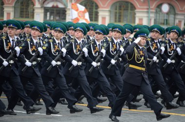   Öğrenciler ve Federal Güvenlik Servisi Rusya onuruna Zafer Bayramı geçit töreni sırasında Moskova sınır Enstitüsü