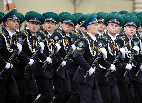 Kadeti institutu hranici moskevského Federální bezpečnostní služba Ruska během průvodu na počest vítězství dne — Stock fotografie