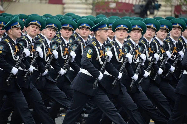 Cadetten van het Moskou Instituut van de grens van de Federal Security Service van Rusland tijdens de parade ter ere van de dag van de overwinning — Stockfoto