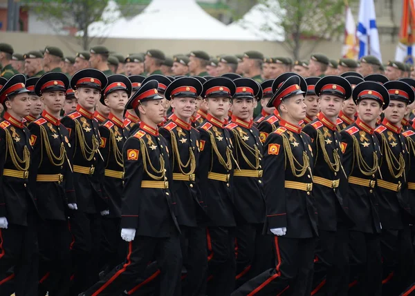 Alunos da escola militar de Suvorov de Moscou durante o desfile na praça vermelha em honra do Dia de vitória — Fotografia de Stock
