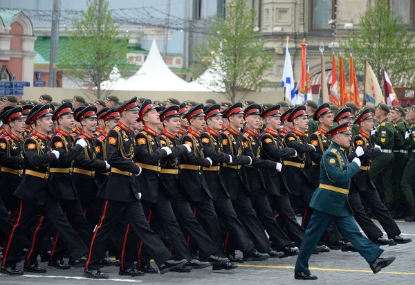 Los alumnos de la escuela militar de Moscú Suvorov durante el desfile en la plaza roja en honor a la victoria Día — Foto de Stock