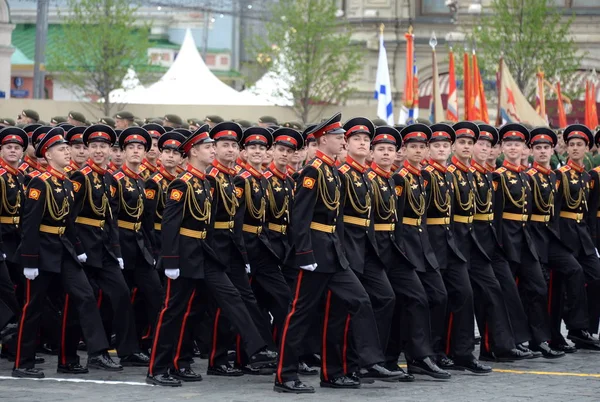 Diákok a moszkvai katonai Szuvorov iskola során a felvonulás a piros négyzet tiszteletére győzelem napja — Stock Fotó
