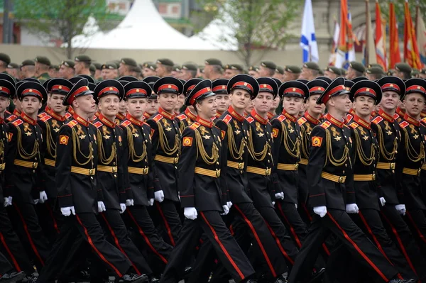 Zafer Günü onuruna Kırmızı Meydan'da geçit töreni sırasında Moskova askeri Suvorov okul öğrencileri — Stok fotoğraf