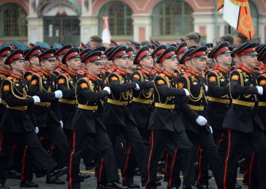 Öğrenciler Tver (Kalinin) askeri Suvorov okul zafer Günü onuruna kırmızı meydanda geçit töreni sırasında