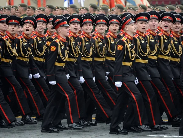 Gli scolari Tver (Kalinin) scuola di Suvorov militare durante la parata su quadrato rosso in onore di Giorno di vittoria — Foto Stock