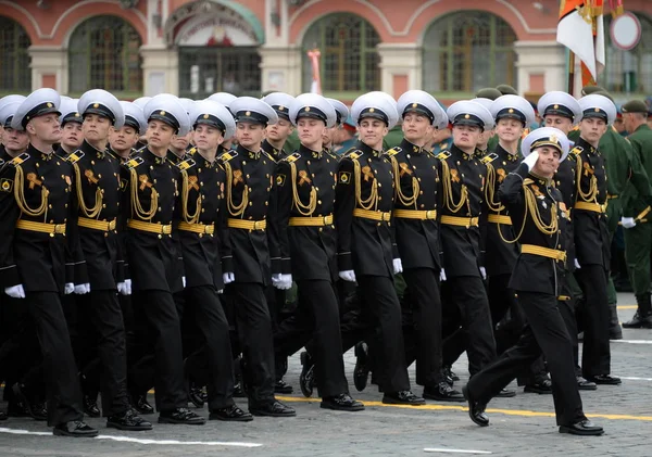 Pupils of the St. Petersburg Nakhimov naval school during the parade on red square in honor of Victory Day — Stock Photo, Image