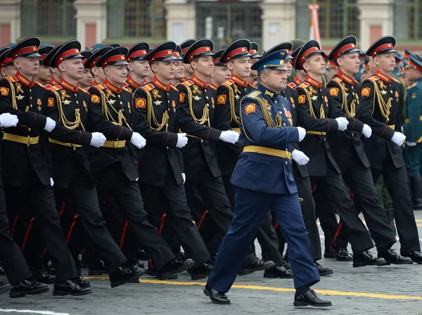 Gli scolari Tver (Kalinin) scuola di Suvorov militare durante la parata su quadrato rosso in onore di Giorno di vittoria — Foto Stock