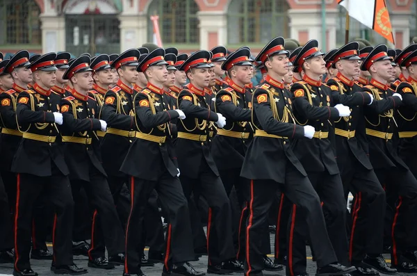 Воспитанники Тверской (Калининской) военной суворовской школы во время парада на Красной площади в честь Дня Победы — стоковое фото