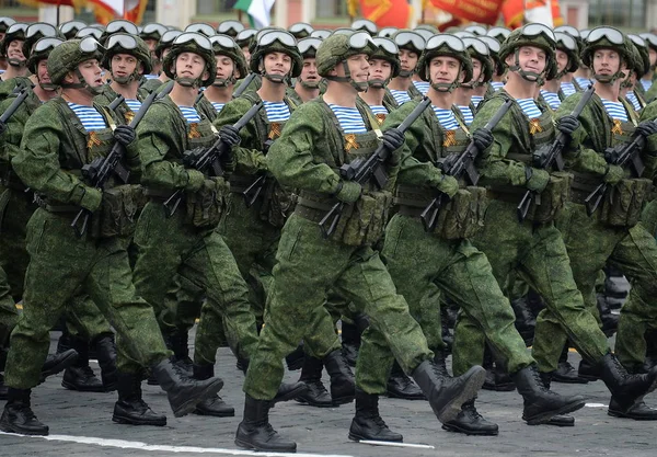 Paraquedistas do Kostroma 331o guarda o regimento de paraquedas durante o desfile na praça vermelha em honra do Dia de Vitória — Fotografia de Stock