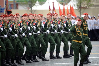  Askeri polis Moskova Kızıl meydanında onuruna Zafer Bayramı geçit töreninde askerlerin.