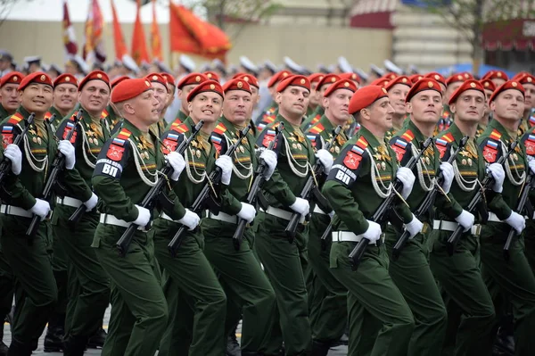 Soldados da polícia militar no desfile na praça vermelha em Moscou em honra do Dia da Vitória . — Fotografia de Stock