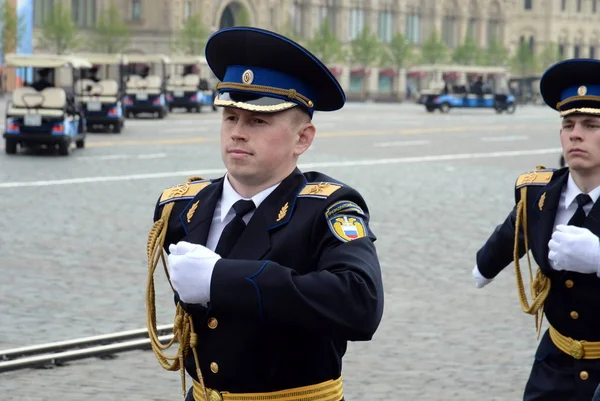 Солдаты президентского полка во время парада на Красной площади в Москве в честь Дня Победы — стоковое фото