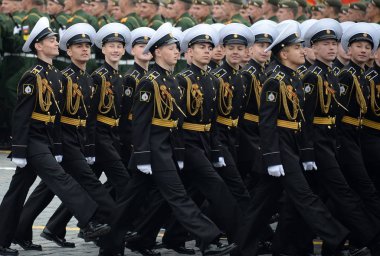 Zafer Günü onuruna Kızıl Meydan'da geçit töreni sırasında Kronstadt deniz harp okulu askeri kolordu cadet