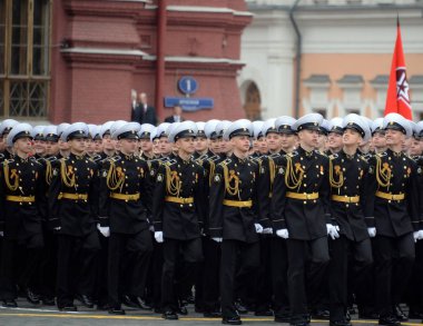  Zafer Günü onuruna Kızıl Meydan'da geçit töreni sırasında Kronstadt deniz harp okulu askeri kolordu cadet