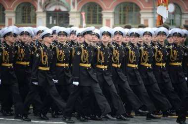  Zafer Günü onuruna Kızıl Meydan'da geçit töreni sırasında Kronstadt deniz harp okulu askeri kolordu cadet