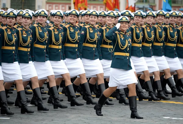 Studentki Uniwersytetu wojskowego i Volsky Wojskowy Instytut wsparcia materialnego nazwany Khrulev podczas parady na placu czerwonym na cześć dnia zwycięstwa — Zdjęcie stockowe
